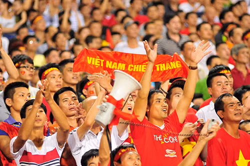 CĐV Việt Nam cổ vũ nhiệt tình cho đội chủ nhà. Ảnh: SN