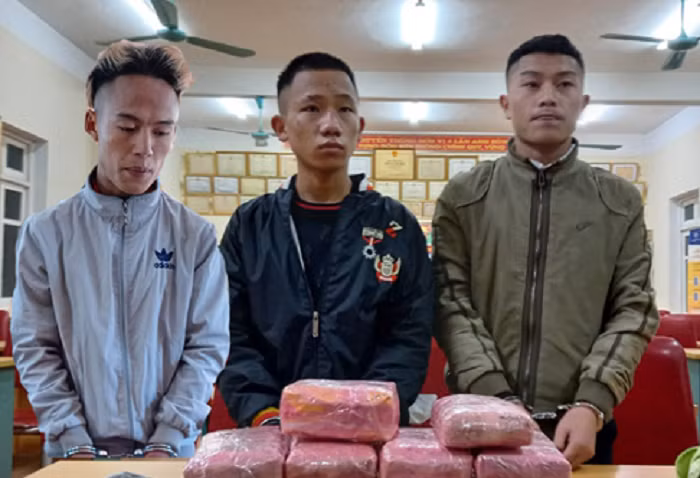 Các đối tượng cùng tang vật (ảnh: Bộ đội Biên phòng cung cấp)