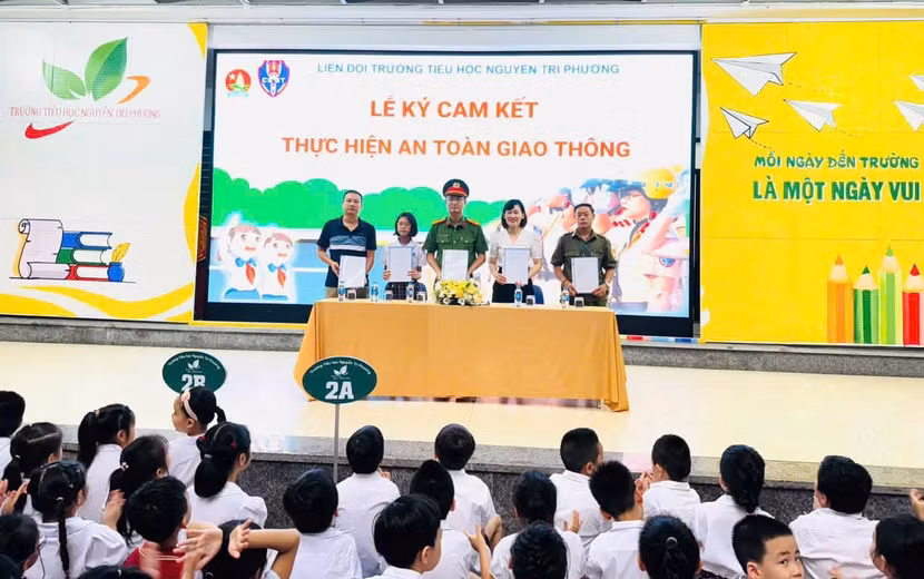Công an quận Ba Đình cùng đại diện các trường ký cam kết thực hiện an toàn giao thông Công an quận Ba Đình cùng đại diện các trường ký cam kết thực hiện an toàn giao thông
