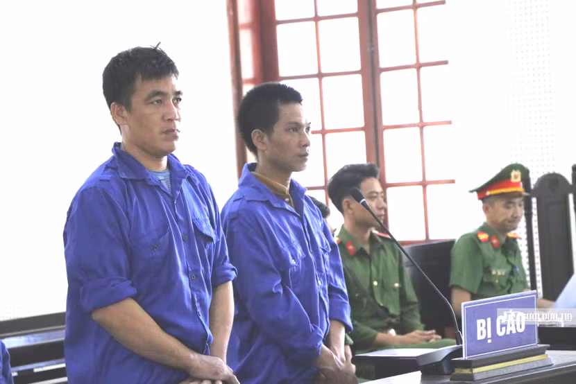 Tam và Chuyên trong phiên xét xử