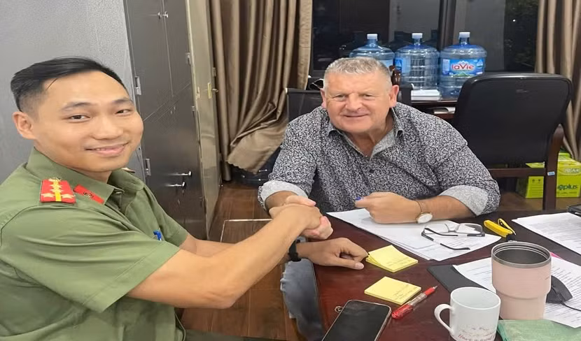 Du khách nước ngoài được cán bộ an ninh CAP Bồ Đề hỗ trợ ...