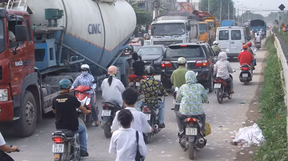 Thi thể người phụ nữ xấu số văng ra sau cú đâm trực diện của đầu tầu, nằm bên vệ đường quốc lộ