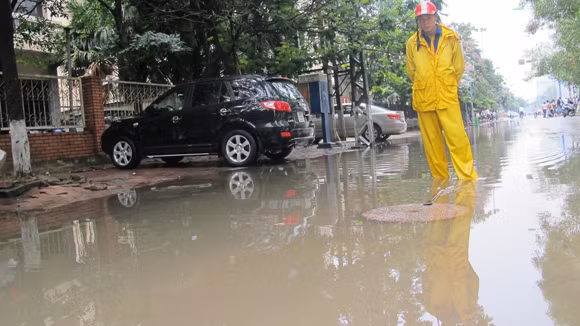 Mưa lớn 1h, đường Nguyễn Trãi ngập sâu 70cm ảnh 3