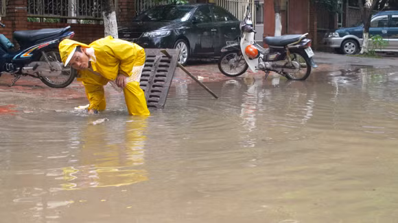 Mưa lớn 1h, đường Nguyễn Trãi ngập sâu 70cm ảnh 1