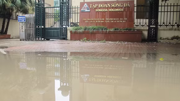 Mưa lớn 1h, đường Nguyễn Trãi ngập sâu 70cm ảnh 2