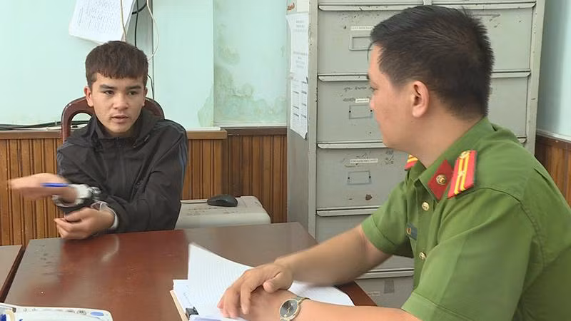 Nguyễn Khắc Nam diễn tả lại hành vi gây án (Ảnh: Dân trí)