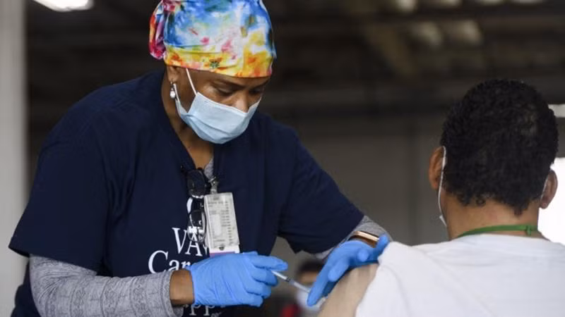 Y tá Mỹ tiêm vaccine Covid-19 cho người dân tại cơ sở tiêm chủng ở California hôm 17-4-2021