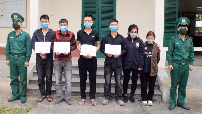 Nhóm đối tượng bị bắt giữ (Ảnh: Đồn Biên phòng Bắc Sơn)