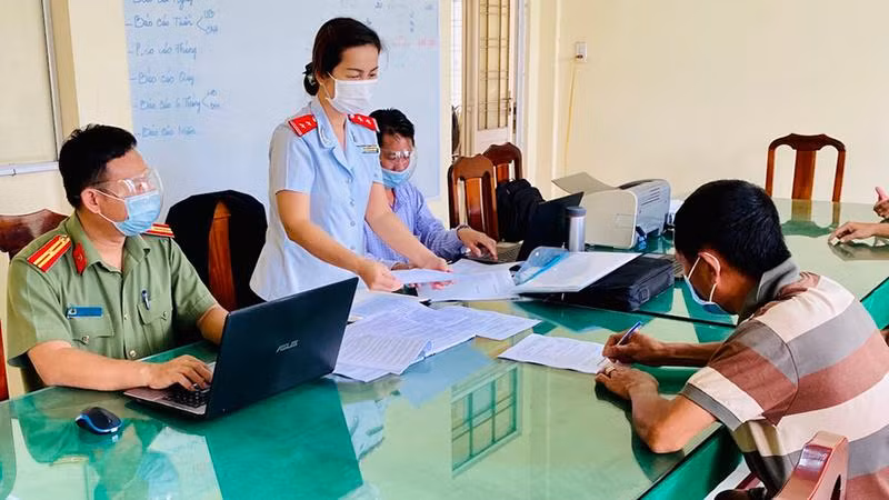 Cơ quan chức năng tỉnh Đồng Tháp làm việc với ông Vũ Đình Hưng về việc đăng thông tin sai sự thật (Ảnh: Công an cung cấp)