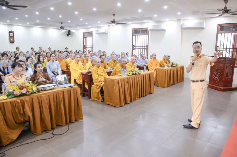 Phòng CSGT Hà Nội tuyên truyền tại chùa Vạn Phúc - Sóc Sơn, Hà Nội