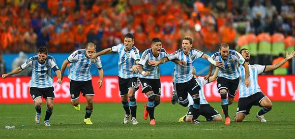 Sau 24 năm chờ đợi, Argentina vào chung kết gặp Đức ảnh 1