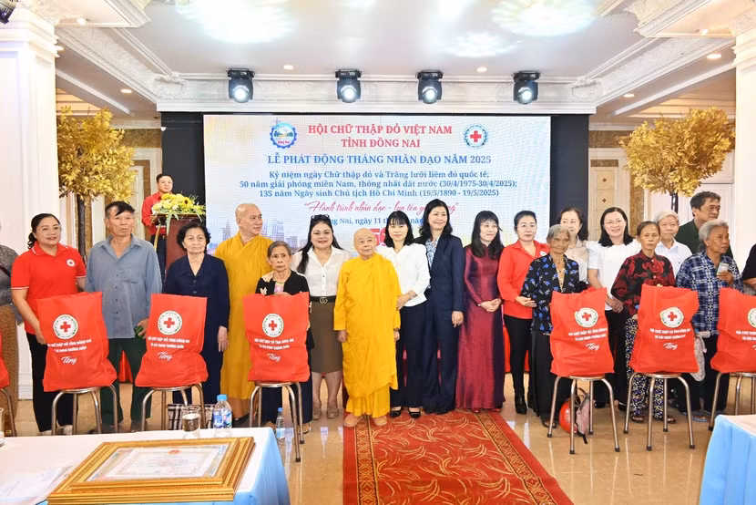 Bà Nguyễn Thu Thủy- Phó Giám đốc Vedan Việt Nam(thứ 6 trái qua) đồng hành Hội CTĐ tỉnh Đồng Nai tặng quà cho bà con có hoàn cảnh khó khăn