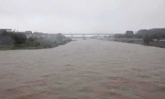 Nước sông dâng cao do mưa lũ ở thành phố Fukuoka hôm 14-8 Nước sông dâng cao do mưa lũ ở thành phố Fukuoka hôm 14-8