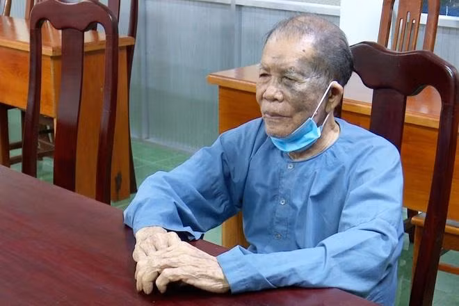 Sau khi gây án, ông Nguyễn Văn Tấu đến cơ quan công an đầu thú Sau khi gây án, ông Nguyễn Văn Tấu đến cơ quan công an đầu thú