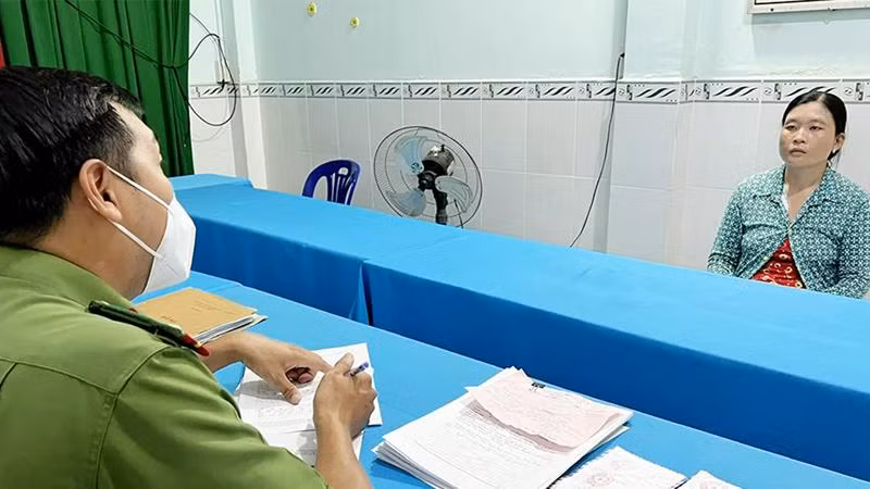 Nguyễn Thị Lượm làm việc với cảnh sát (Ảnh: Tiến Tầm)