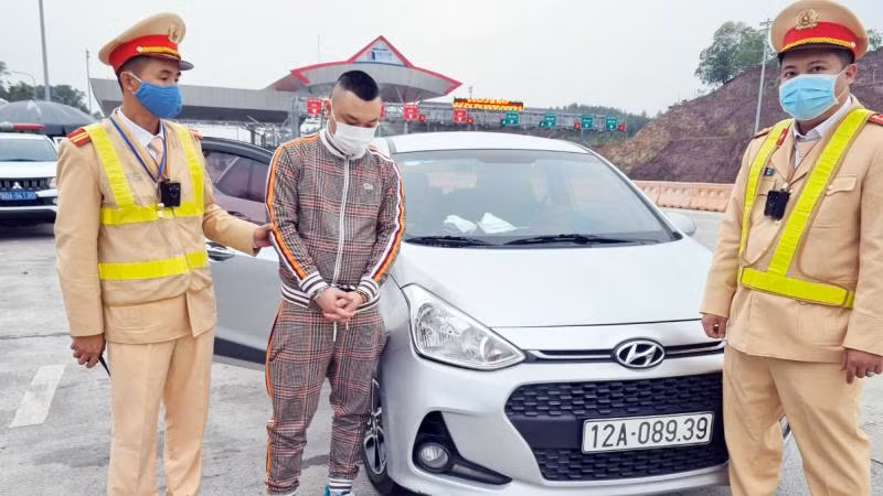 Tổ công tác CSGT bắt giữ đối tượng Nguyễn Tùng Anh với tang vật là ma túy (Ảnh: Công an nhân dân)