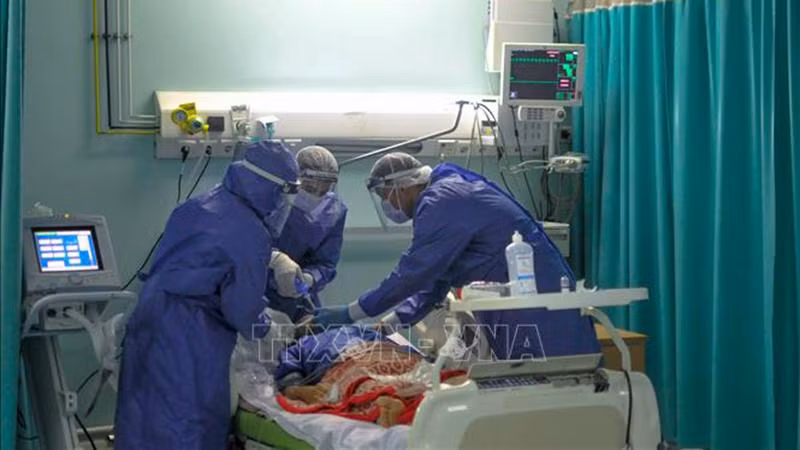 Nhân viên y tế điều trị cho bệnh nhân mắc Covid-19 tại một bệnh viện ở Cairo, Ai Cập ngày 25-4-2020 (Ảnh: AFP/TTXVN)