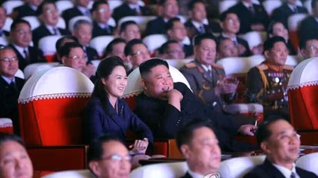 Chủ tịch Triều Tiên Kim Jong-un và phu nhân tươi cười theo dõi buổi hòa nhạc