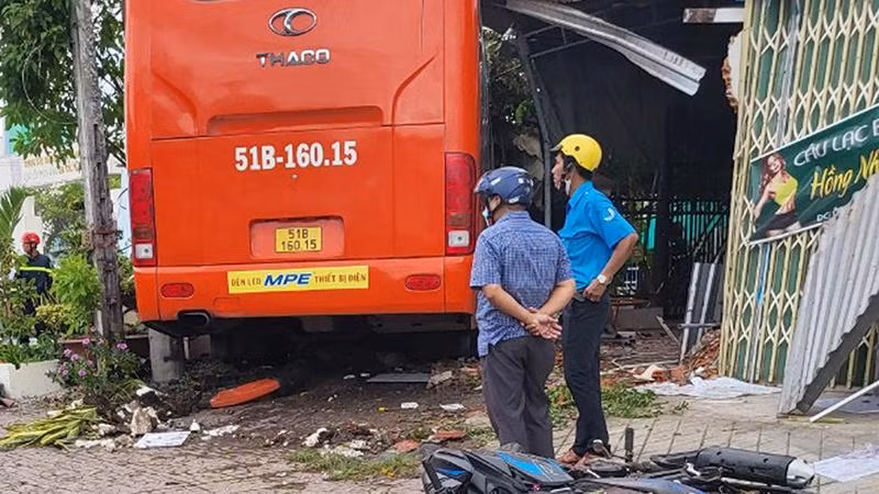 Xe khách tông sập căn nhà là quán giải khát ven quốc lộ 1 (Ảnh: Zing) Xe khách tông sập căn nhà là quán giải khát ven quốc lộ 1 (Ảnh: Zing)
