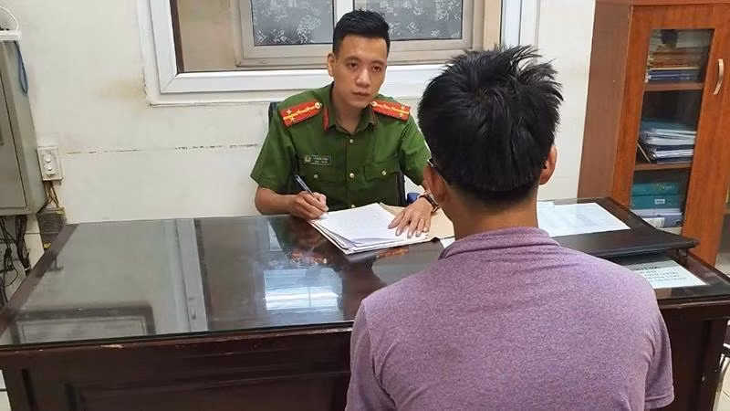 Cảnh sát triệu tập nam thanh niên sàm sỡ cô gái (Ảnh: Zing) Cảnh sát triệu tập nam thanh niên sàm sỡ cô gái (Ảnh: Zing)