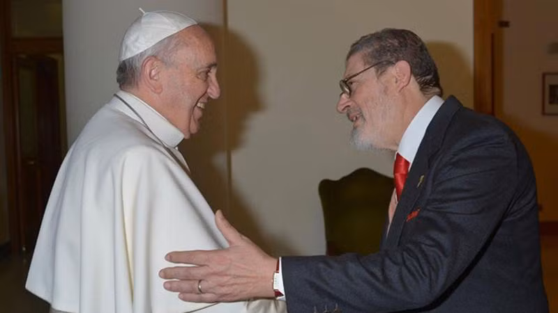 Bác sĩ Fabrizio Soccorsi (phải), bác sĩ riêng của Giáo hoàng Francis, được xác nhận đã qua đời sau khi nhiễm virus corona