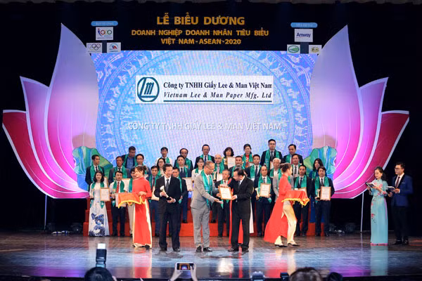 Ông Patrick Chung - Tổng giám đốc Lee & Man lên sân khấu nhận giải thưởng Ông Patrick Chung - Tổng giám đốc Lee & Man lên sân khấu nhận giải thưởng