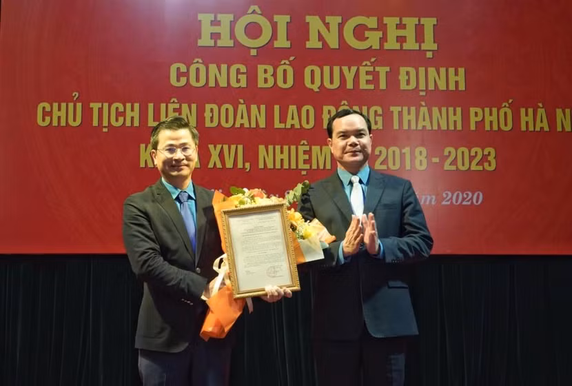 Chủ tịch Tổng Liên đoàn Lao động Việt Nam Nguyễn Đình Khang trao quyết định và tặng hoa chúc mừng tân Chủ tịch Liên đoàn Lao động Thành phố Nguyễn Phi Thường