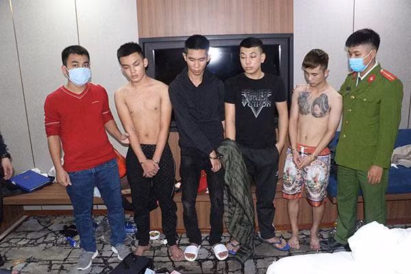 Nhóm thanh niên bị bắt khi đang "bay lắc" (ảnh công an cung cấp)