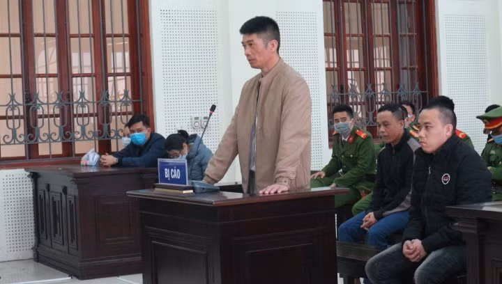 Hùng cùng đồng bọn trong phiên xét xử Hùng cùng đồng bọn trong phiên xét xử