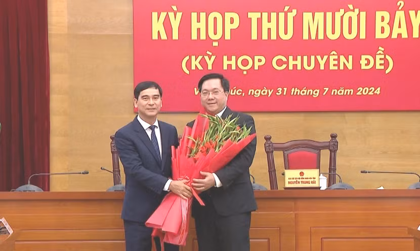 Bí thư Tỉnh ủy Vĩnh Phúc Dương Văn An tặng hoa chúc mừng ông Trần Duy Đông