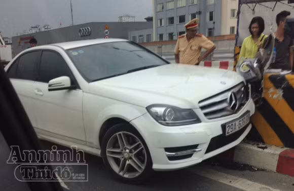 Mercedes C300 đâm trúng dải phân cách đường trên cao ảnh 2