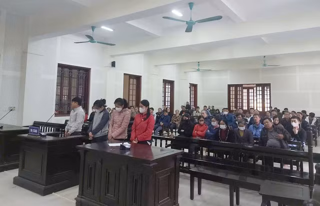 Các bị cáo Thành, Hà, Phương, Thảo trong phiên xét xử
