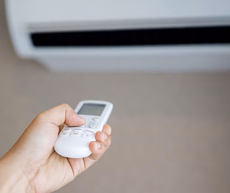 Sử dụng điều hòa liên tục trong ngày nắng nóng cao điểm khiến hóa đơn tiền điện tăng nóng