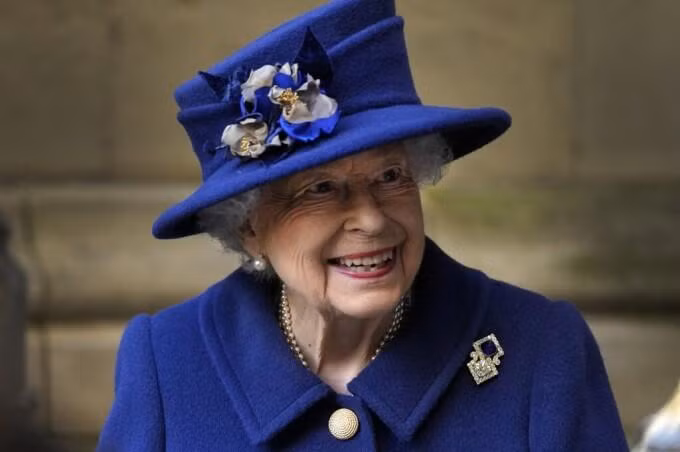 Nữ hoàng Anh Elizabeth tươi cười khi rời đi sau khi tham dự Lễ tạ ơn tại Tu viện Westminster ở London hôm 12-10 Nữ hoàng Anh Elizabeth tươi cười khi rời đi sau khi tham dự Lễ tạ ơn tại Tu viện Westminster ở London hôm 12-10