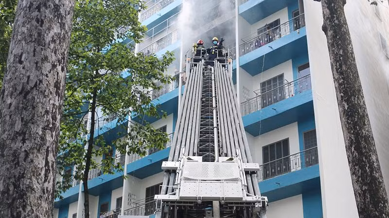 Cảnh sát điều xe thang và lực lượng cứu hỏa đến dập tắt đám cháy (Ảnh: Zing)
