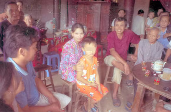 Cháu bé cạnh mẹ khi vừa thoát khỏi tay “mẹ mìn”