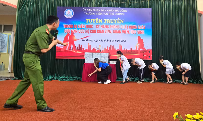 Giáo viên và học sinh nhà trường không chỉ được trang bị các kiến thức về PCCC, học sinh và giáo viên nhà trường còn được trải nghiệm thực tế việc rải vòi chữa cháy, phun nước tiêu điểm, sử dụng các thiết bị cứu hộ; thoát hiểm trong môi trường khói, khí độc.