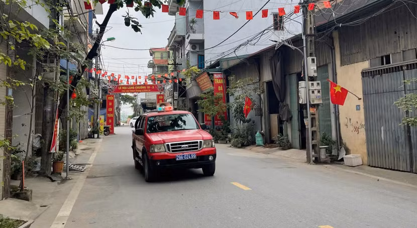Xe chỉ huy chữa cháy di chuyển trên các tuyến đường phát loa tuyên truyền PCCC&amp;CNCH