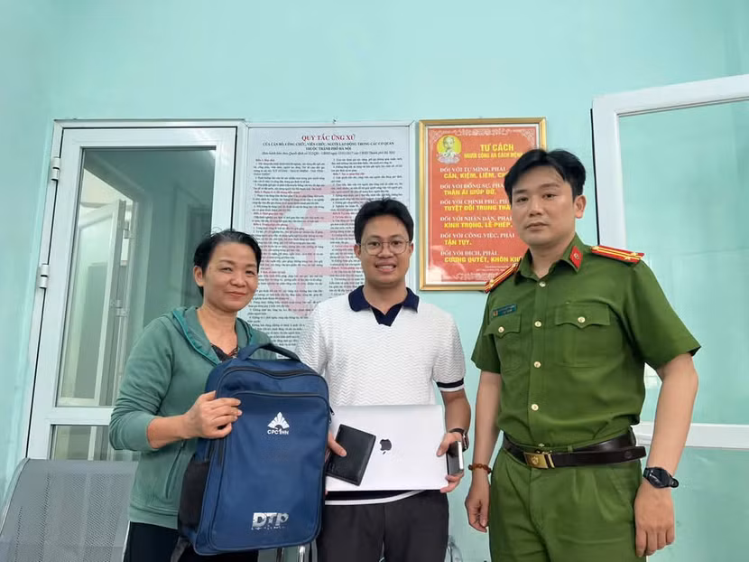 Công an phường Mai Động trao trả tài sản cho anh Trí Công an phường Mai Động trao trả tài sản cho anh Trí