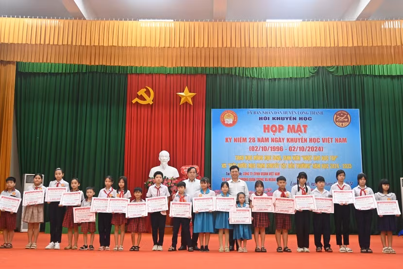 Ông Phạm Trung Thuyên - Chủ tịch Công Đoàn Vedan Việt Nam (phải) trao học bổng cho các em học sinh tại huyện Long Thành. Ông Phạm Trung Thuyên - Chủ tịch Công Đoàn Vedan Việt Nam (phải) trao học bổng cho các em học sinh tại huyện Long Thành.