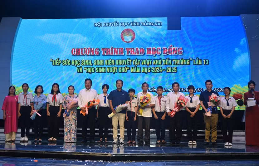 Ông Hwang Fa Jane - Chuyên viên thâm niên cao cấp Vedan Việt Nam (thứ 6 từ trái qua ) tại buổi lễ trao học bổng cho các em học sinh tại Đồng Nai. Ông Hwang Fa Jane - Chuyên viên thâm niên cao cấp Vedan Việt Nam (thứ 6 từ trái qua ) tại buổi lễ trao học bổng cho các em học sinh tại Đồng Nai.