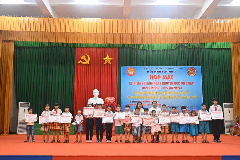 Bà Nguyễn Thu Thủy - Phó Giám đốc đối ngoại Vedan Việt Nam trao học bổng cho các em học sinh tại huyện Long Thành. Bà Nguyễn Thu Thủy - Phó Giám đốc đối ngoại Vedan Việt Nam trao học bổng cho các em học sinh tại huyện Long Thành.