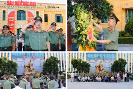 Dâng hoa tưởng niệm Chủ tịch Hồ Chí Minh nhân kỷ niệm 50 năm An ninh Thủ đô xuất bản số báo đầu tiên