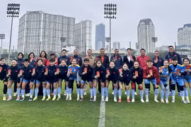 Các "cô gái vàng" vui vẻ nhận lì xì, hứng khởi tập luyện săn vé World Cup