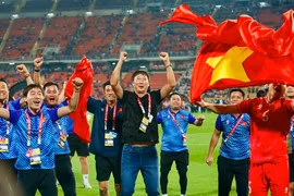 HLV Kim Sang-sik cùng trợ lý nhận Bằng khen của Thủ tướng Chính phủ