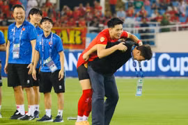 HLV Kim hóm hỉnh cõng Đình Bắc lên nhận giải