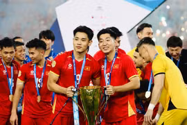 Tiền đạo 22 tuổi chung vui cùng đồng đội