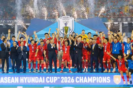Đại diện lãnh đạo Chính phủ, FIFA, AFF, VFF trao cúp vô địch và chúc mừng tuyển Việt Nam