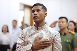 Adou Minh hát vang Quốc ca Việt Nam