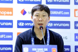 HLV Kim Sang-sik lý giải hiệp đấu căng thẳng trước Thái Lan